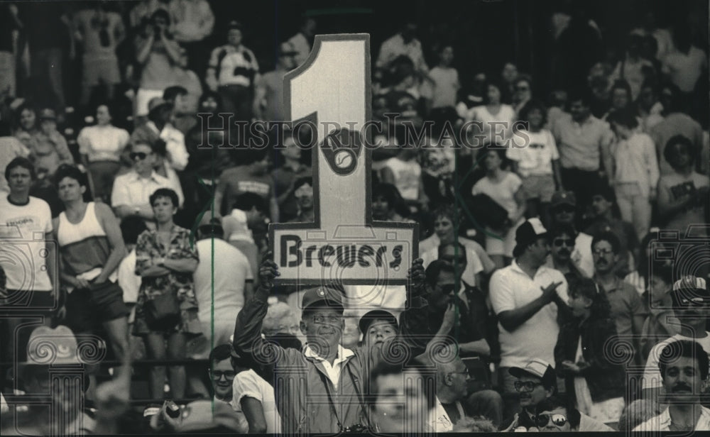 1987 Press Photo Shell Dorf holding Brewers sign next to fans during game.- Historic Images