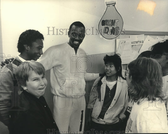 1988 Press Photo Craig Hodges of the Milwaukee Bucks meets with students.- Historic Images