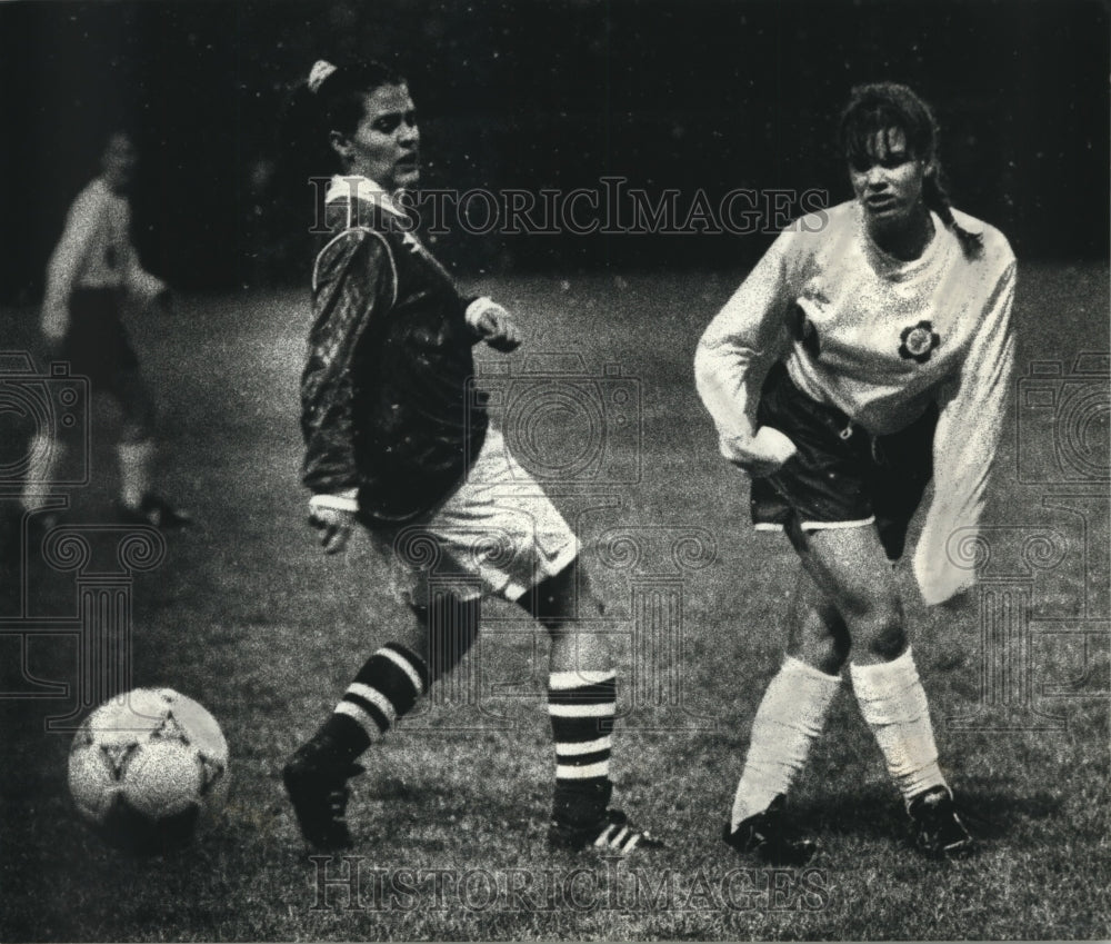 1991 Press Photo High School Soccer Players Mary Beth Koehler And Lara Sadowski- Historic Images