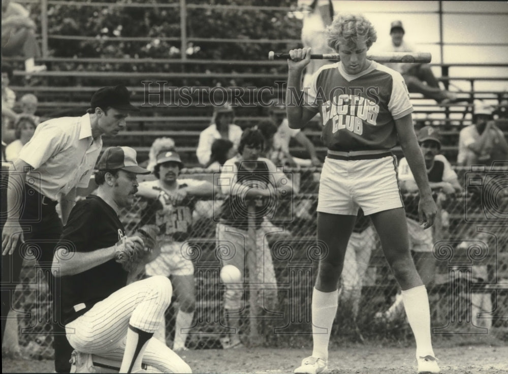 1981 Press Photo Cactus Club softball Bob Helf takes a called strike- Historic Images