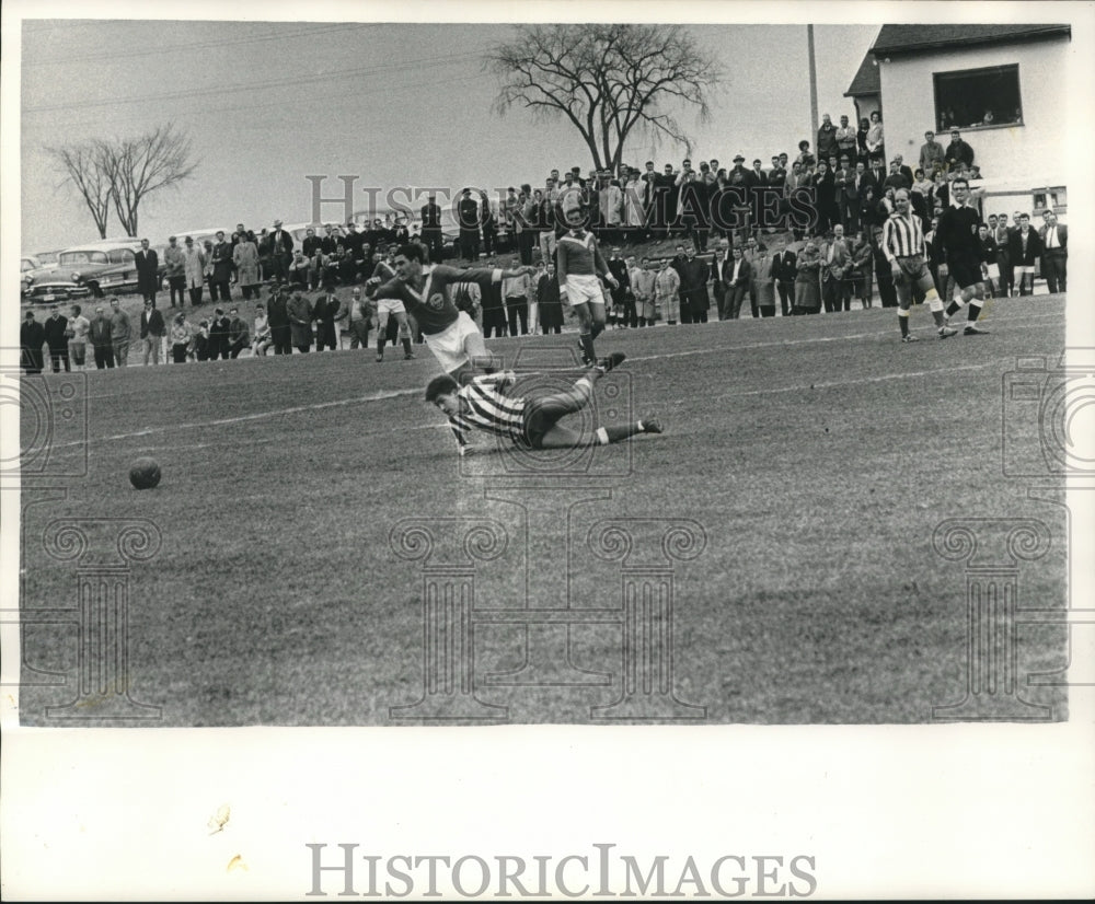 1964 Press Photo Brewers&#39; Dieter Kraus &amp; Schwaben&#39;s Leo Defort run for the ball- Historic Images