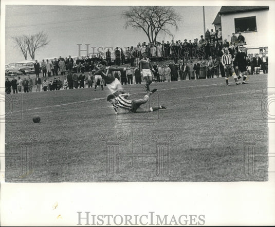 1964 Press Photo Brewers' Dieter Kraus & Schwaben's Leo Defort run for the ball- Historic Images