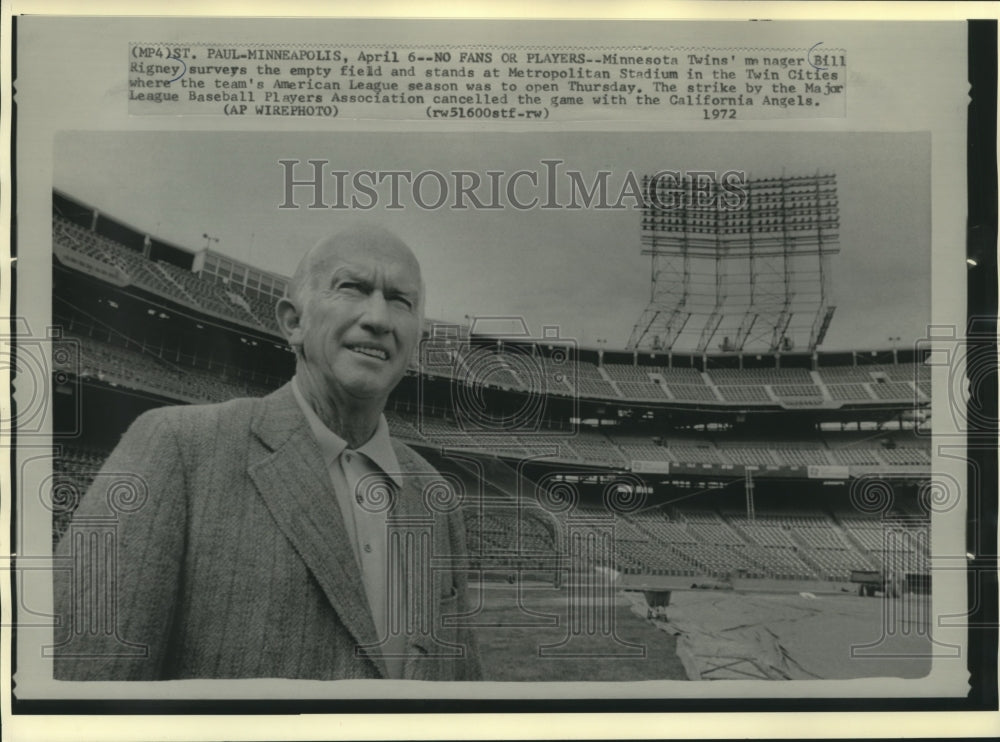 1972 Press Photo Minnesota Twins&#39; manager Bill Rigney surveys empty stadium- Historic Images