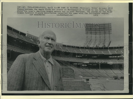 1972 Press Photo Minnesota Twins' manager Bill Rigney surveys empty stadium- Historic Images
