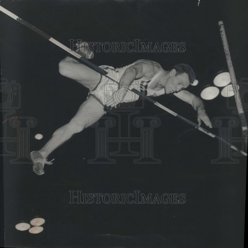 1956 Press Photo Bob Richards clears pole at 15 feet 2 inches in Journal games- Historic Images