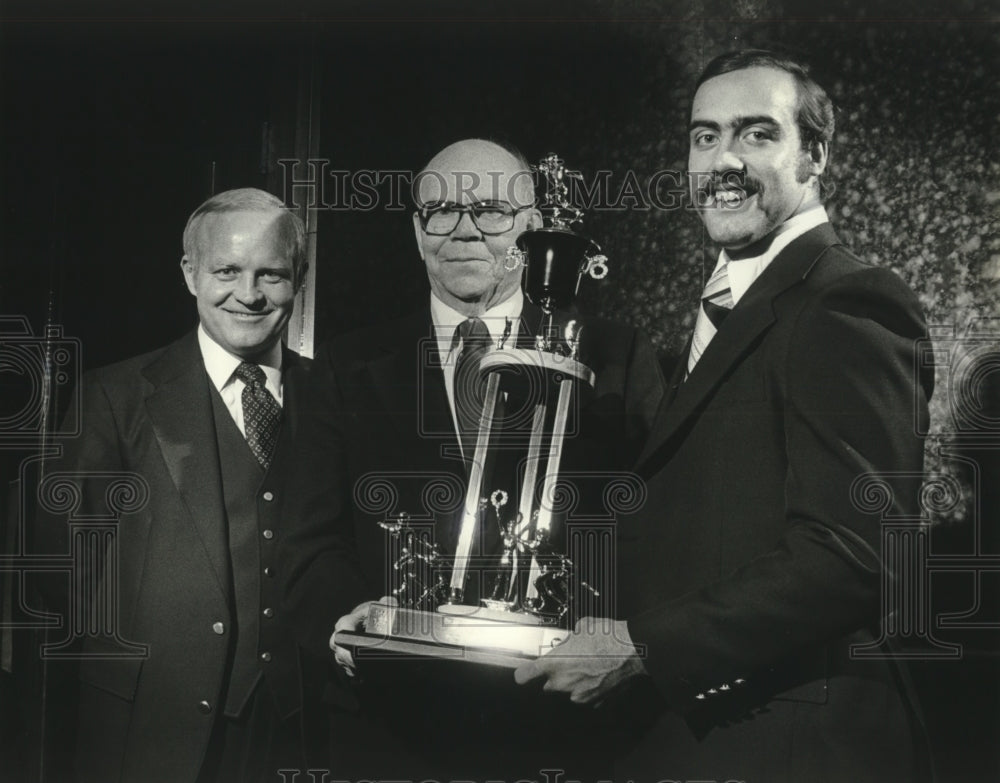 1979 Press Photo Badger football player Tom Stauss awarded Lloyd Larson Award- Historic Images