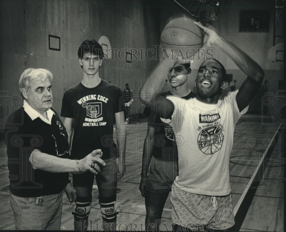 1987 Press Photo Madison High School coach Ray Rozek works with players- Historic Images