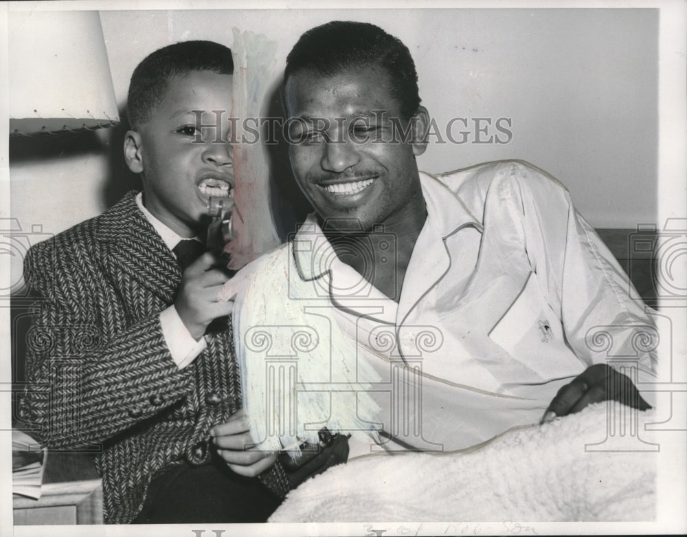 1955 Press Photo Sugar Ray Jr. missing two front teeth and dad smiling.- Historic Images