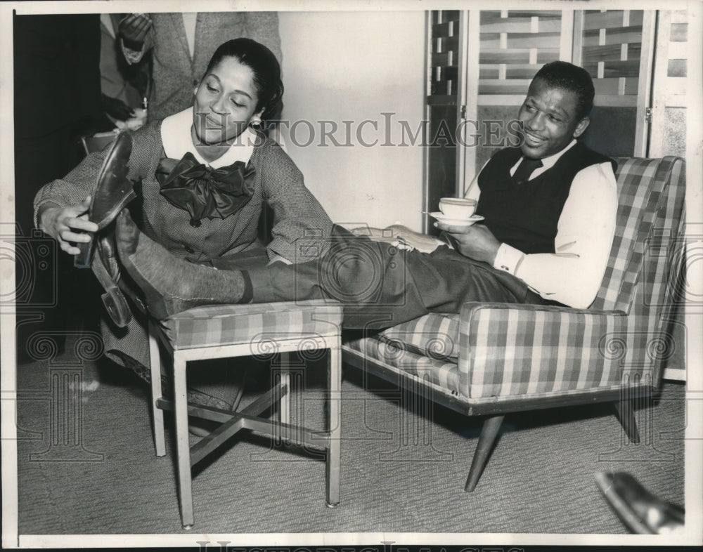 1958 Press Photo Sugar Ray Robinson Rests as His Wife Edna Mae Tends to Him- Historic Images