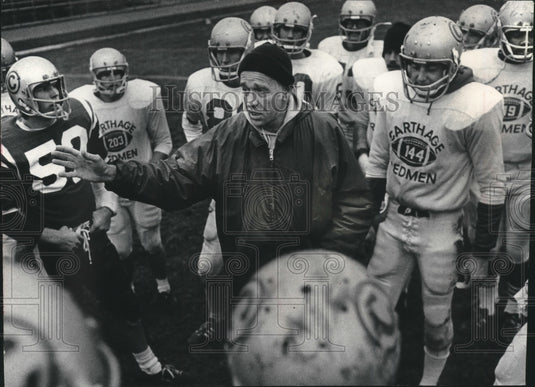 1973 Press Photo Art Keller of Carthage College speaks with his team- Historic Images