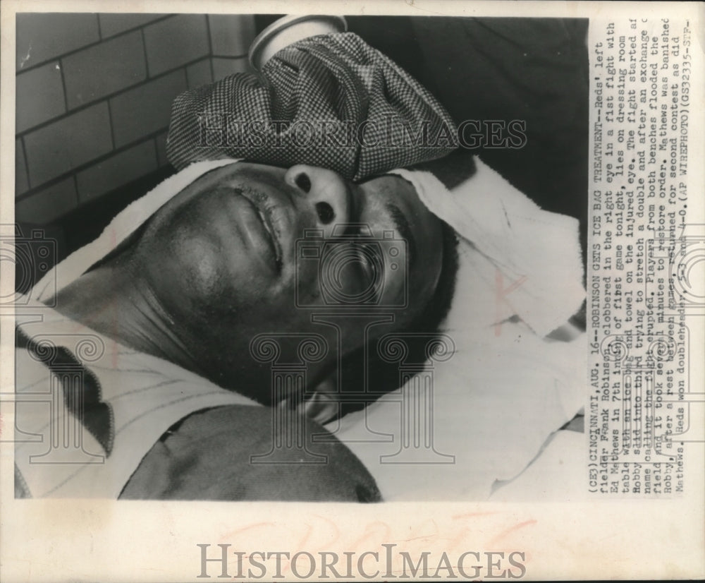 1960 Press Photo Reds&#39; Frank Robinson between double-header games with ice pack- Historic Images