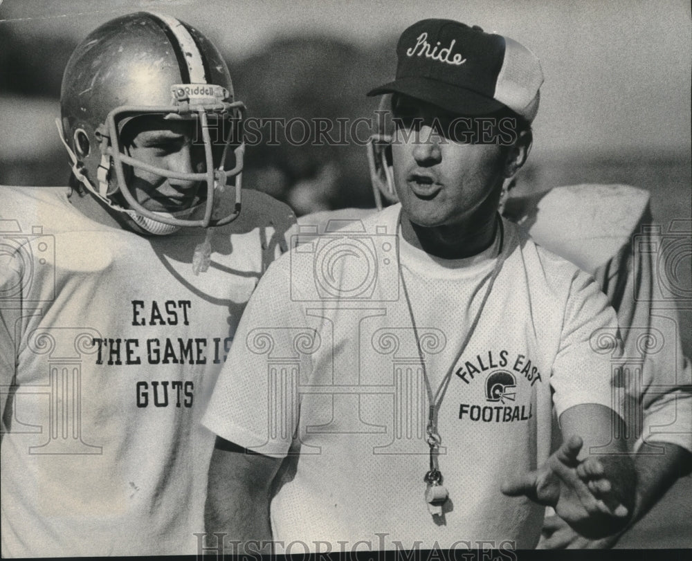 1975 Press Photo Menomonee Falls East Jim Jeskewitz Reviews with Players- Historic Images