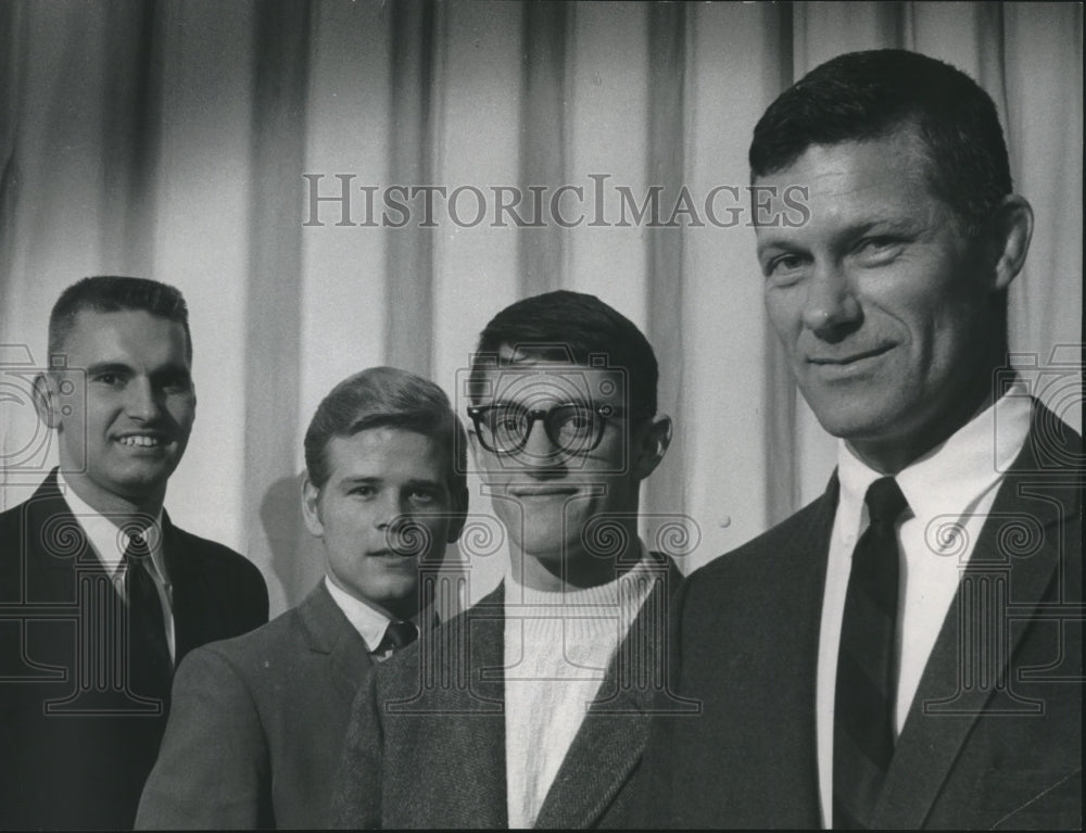 1969 Press Photo Marquette University Coach Karpfinger Honors His Wrestlers- Historic Images