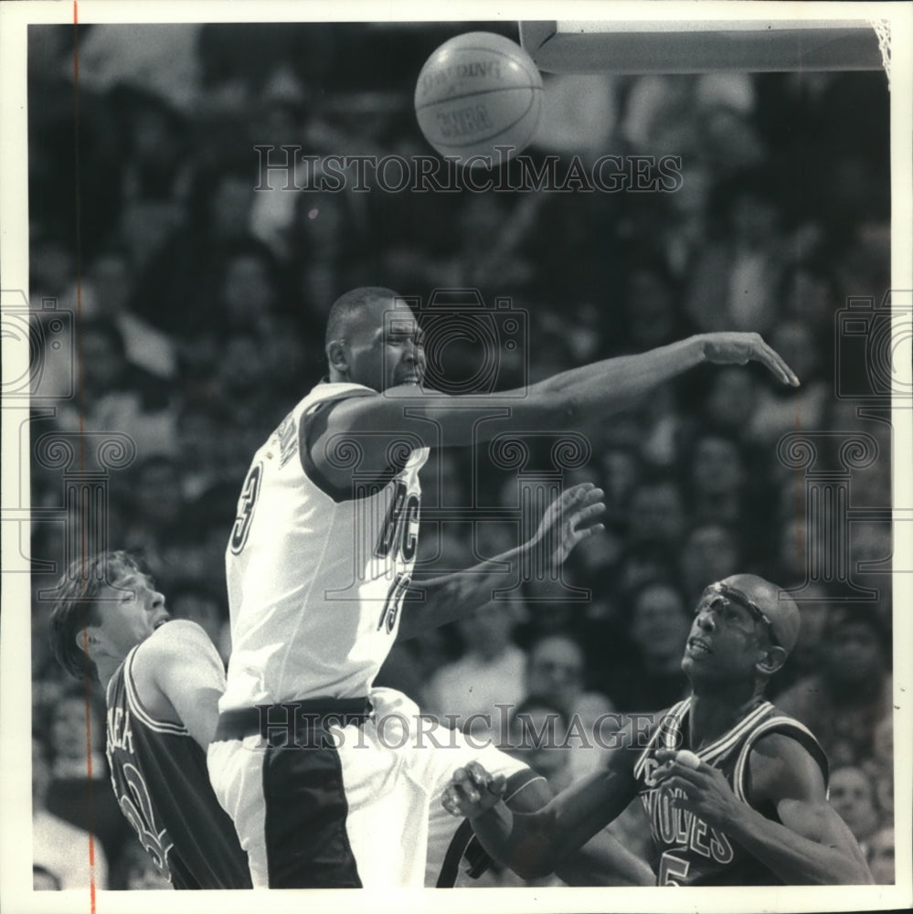 1995 Press Photo Bucks basketball&#39;s Glenn Robinson leaps to snare rebound- Historic Images