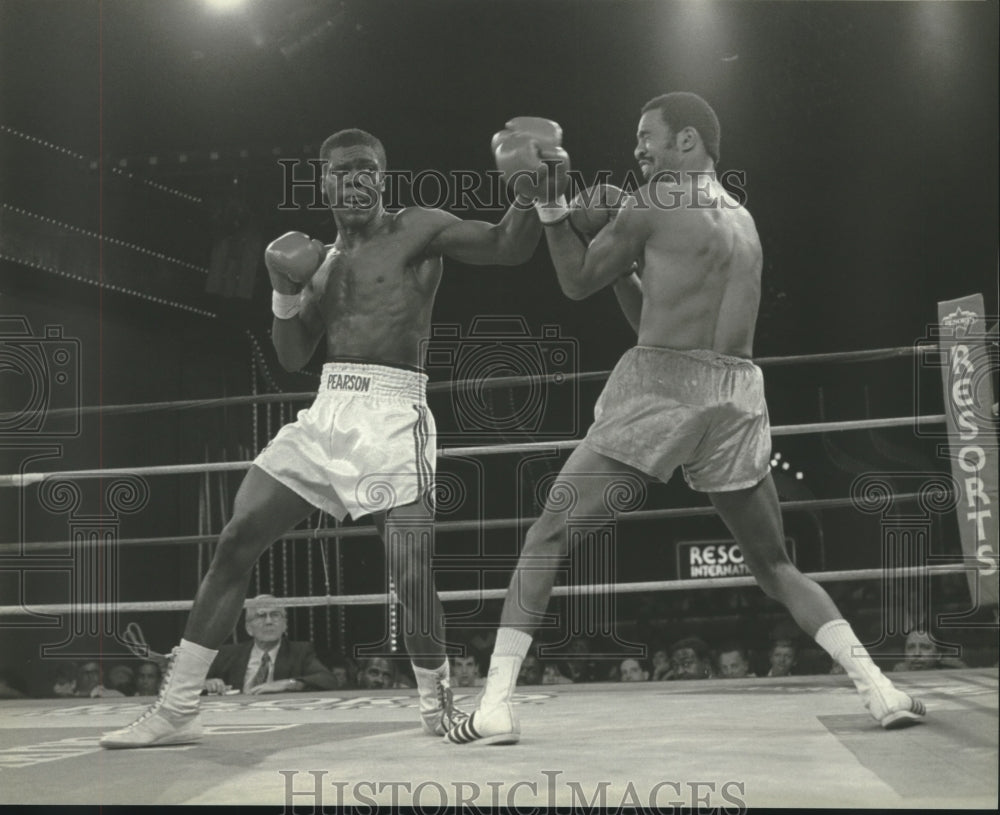 1987 Press Photo Boxer Anthony &quot;Nightmare&quot; Pearson vs. Khalif Shabazz- Historic Images