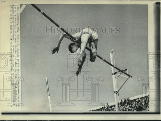 1967 Press Photo Wichita State University Pole Vaulter Don Burton Clears Bar- Historic Images