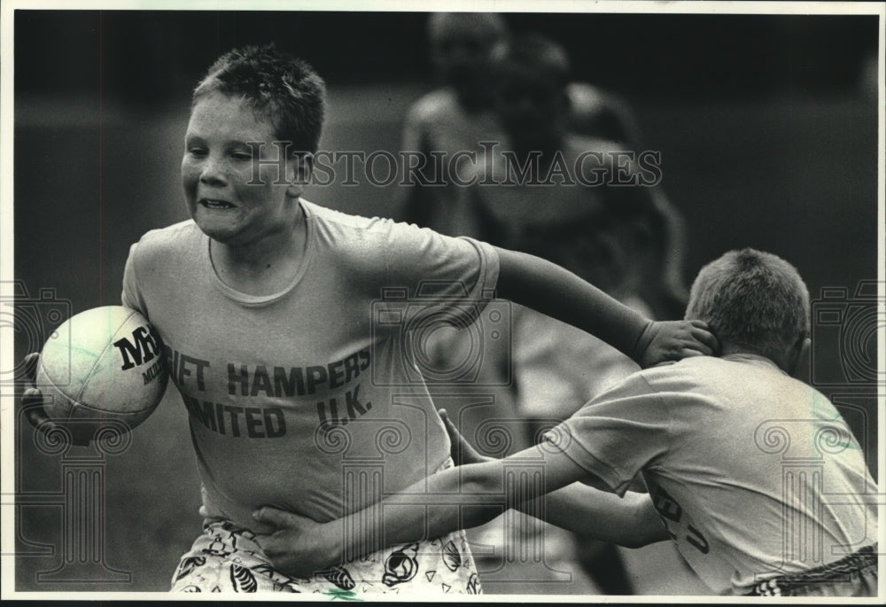 1989 Press Photo Robert Gillicker of England Escaped Teammate in Rugby Scrimmage- Historic Images