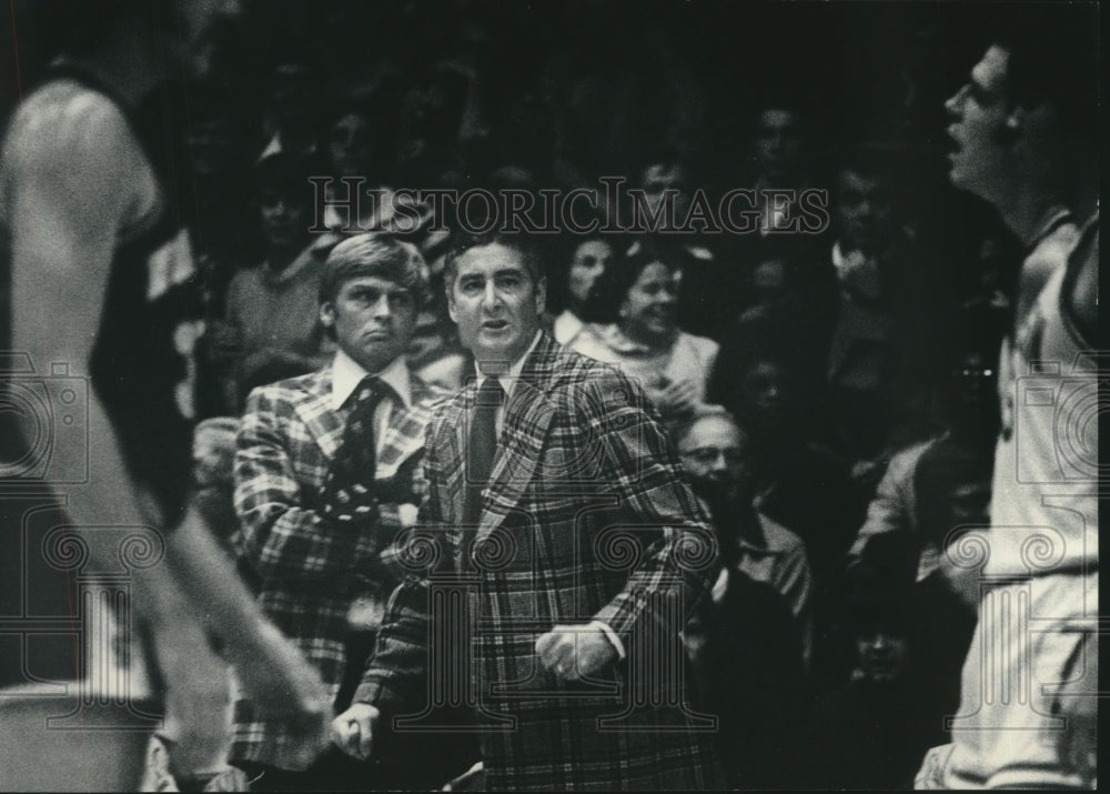 1975 Press Photo John Powless of the University of Wisconsin coaches his team on- Historic Images