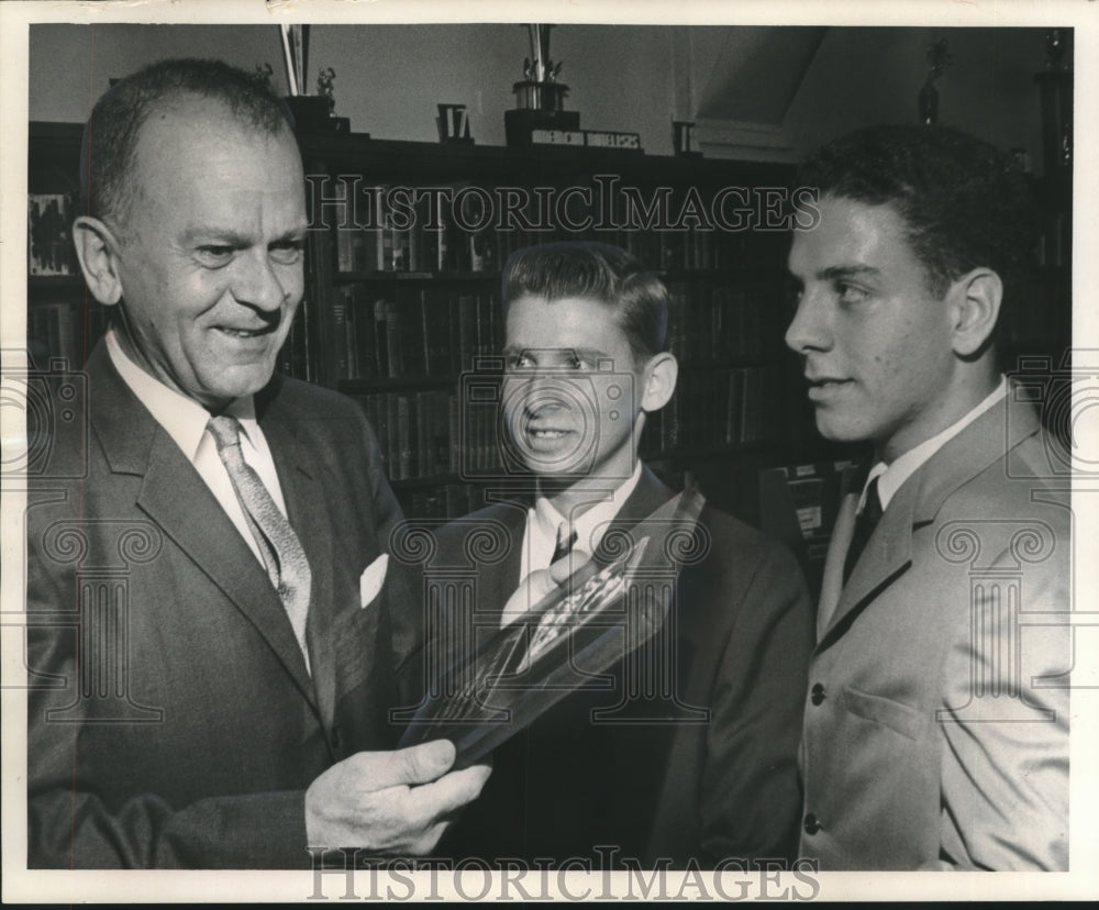 1964 Press Photo High school tennis coach Milton &quot;Ike&quot; Ruehl awarded plaque- Historic Images