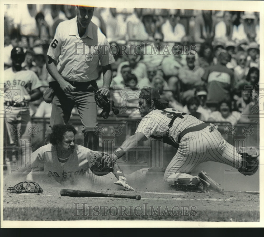 1984 Press Photo Jackie Gutierrez of Red Sox tagged out by Brewer Bill Schroeder- Historic Images