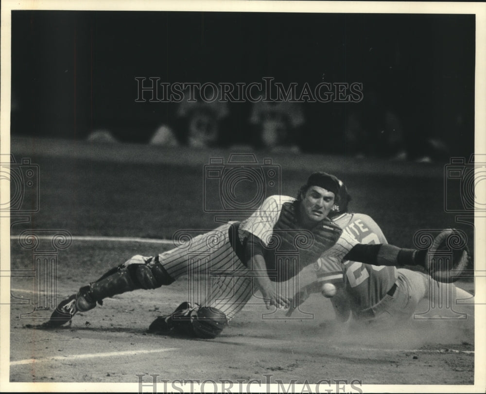 1983 Press Photo Brewer catcher Bill Schroeder dives for throw against Royals- Historic Images