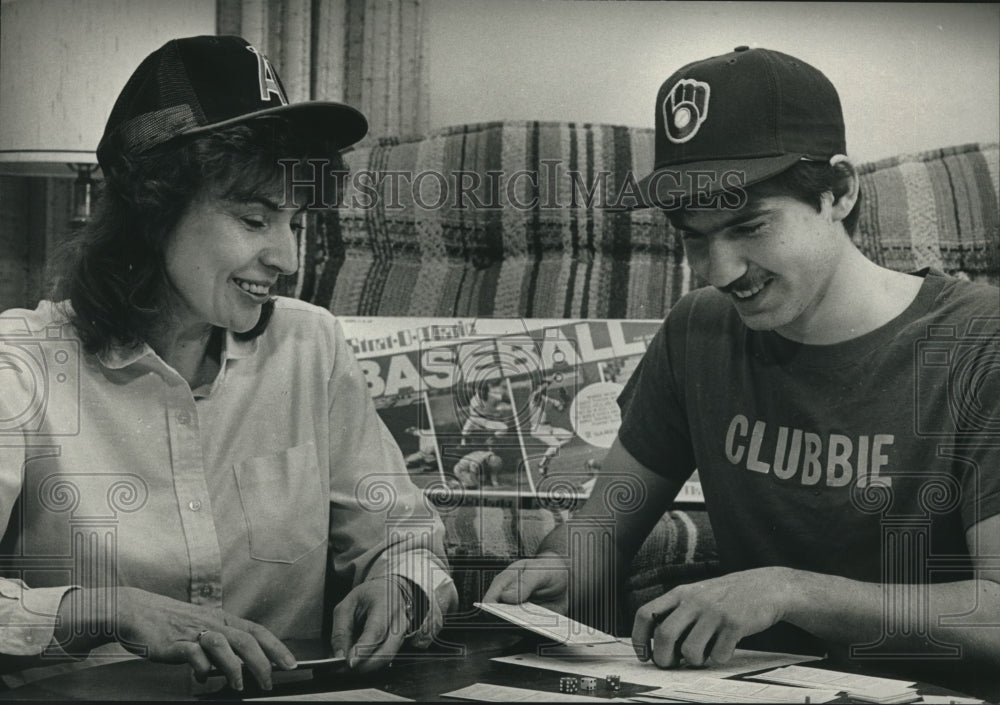 1989 Press Photo County Stadium batboy Jason Schulist &amp; his mother play chess- Historic Images