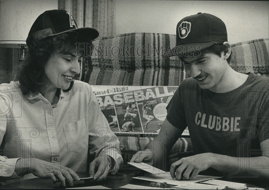 1989 Press Photo County Stadium batboy Jason Schulist & his mother play chess- Historic Images