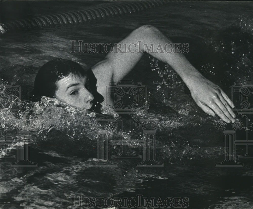 1976 Press Photo Milwaukee Swimmer Bob Sells Gildes Through a Workout- Historic Images