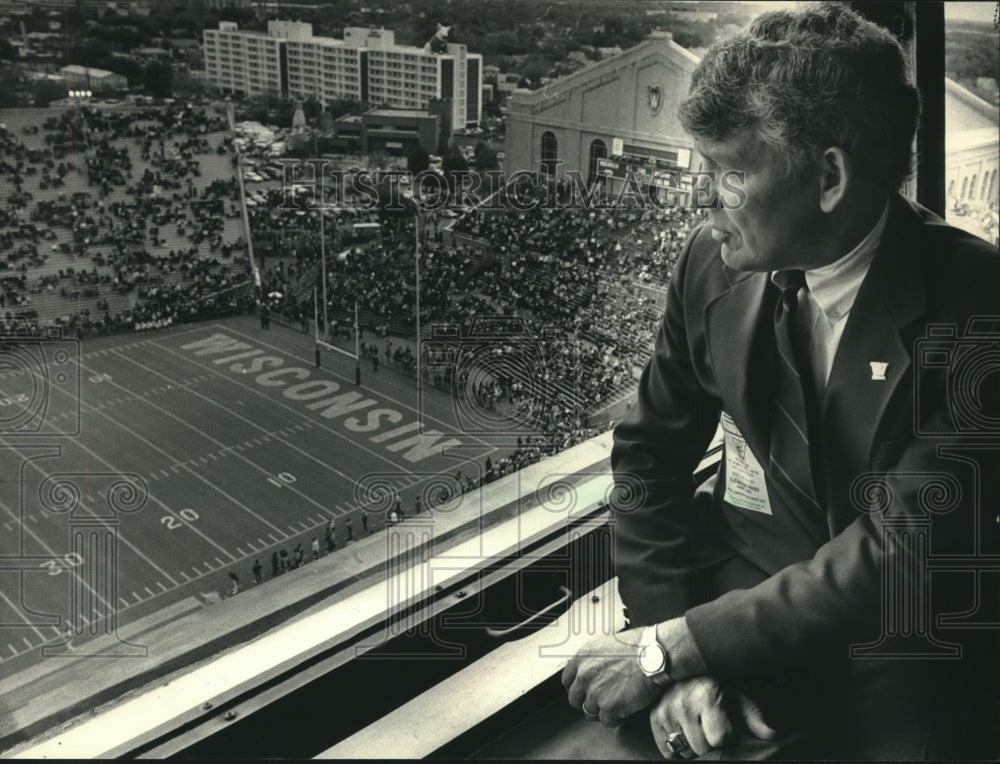 1987 Press Photo Athletic director Ade Sponberg watches Wisconsin football team- Historic Images