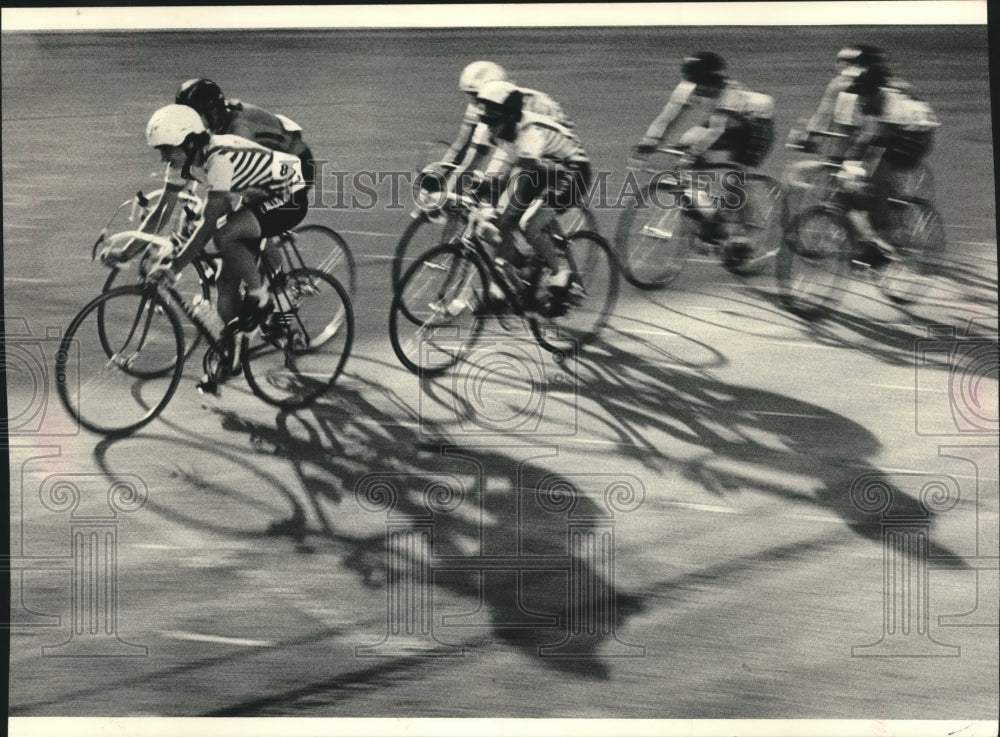 1987 Press Photo Paula Spoerri leads Team West Allis in Milwaukee cycling race- Historic Images