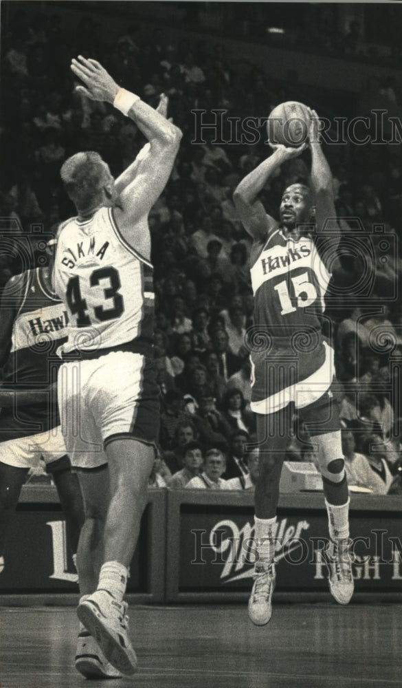 1990 Press Photo Former Buck Sidney Moncrief launches shot over Jack Sikma- Historic Images