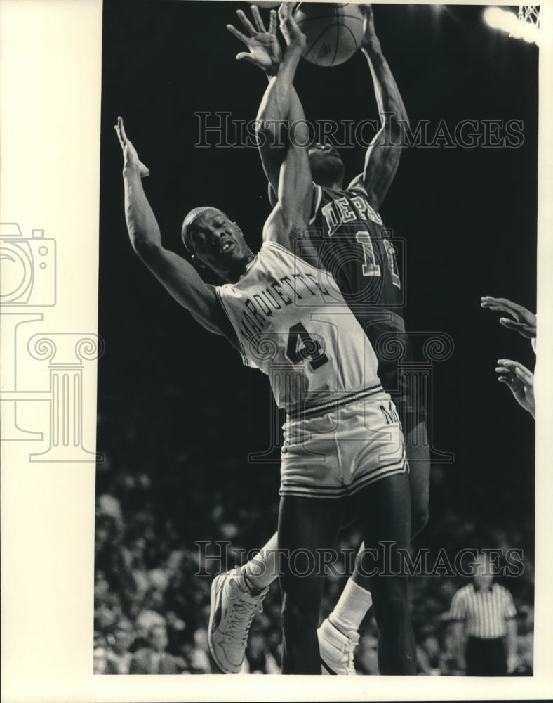 1986 Press Photo Marquette University&#39;s Benny Moore tangles with Rod Strickland- Historic Images