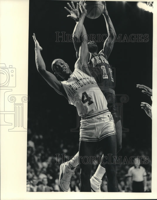 1986 Press Photo Marquette University's Benny Moore tangles with Rod Strickland- Historic Images