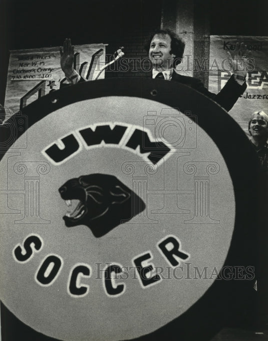 1979 Press Photo Wisconsin's Soccer Coach Harris Acknowledges Fans at Pep Rally- Historic Images