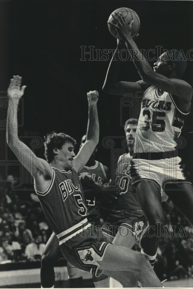 1985 Press Photo Milwaukee Bucks&#39; Jerry Reynolds shoots over Chicago Bulls- Historic Images