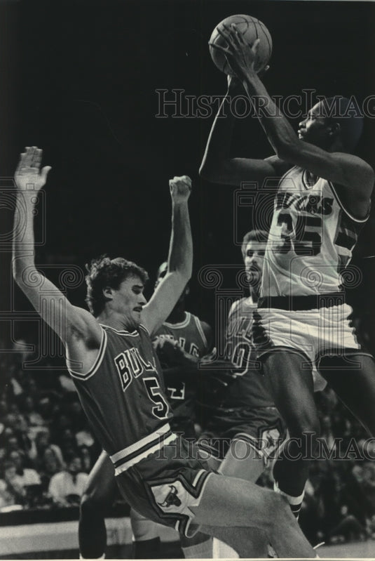 1985 Press Photo Milwaukee Bucks' Jerry Reynolds shoots over Chicago Bulls- Historic Images