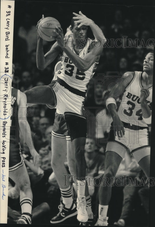 1987 Press Photo Milwaukee Bucks Jerry Reynolds takes pass - mjt14931- Historic Images