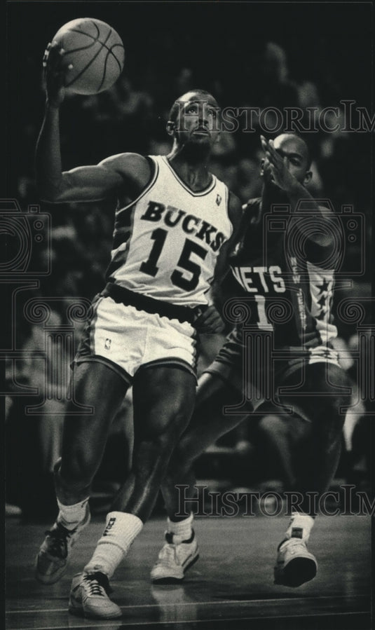 1987 Press Photo Milwaukee Bucks' Craig Hodges goes up for a shot - mjt14943- Historic Images