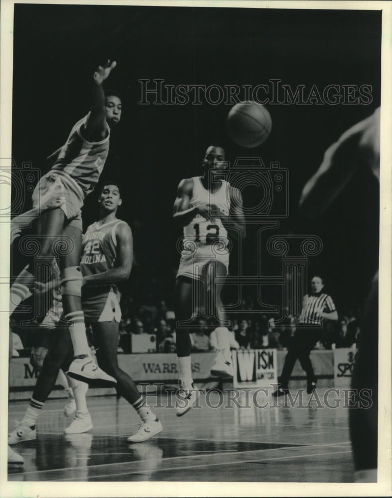 1986 Press Photo Marquette&#39;s Michael Sims shoots pass to teammate during game.- Historic Images