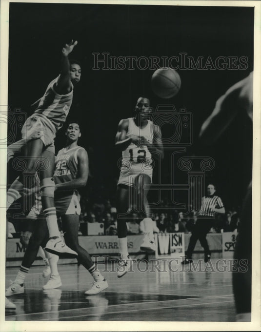 1986 Press Photo Marquette's Michael Sims shoots pass to teammate during game.- Historic Images