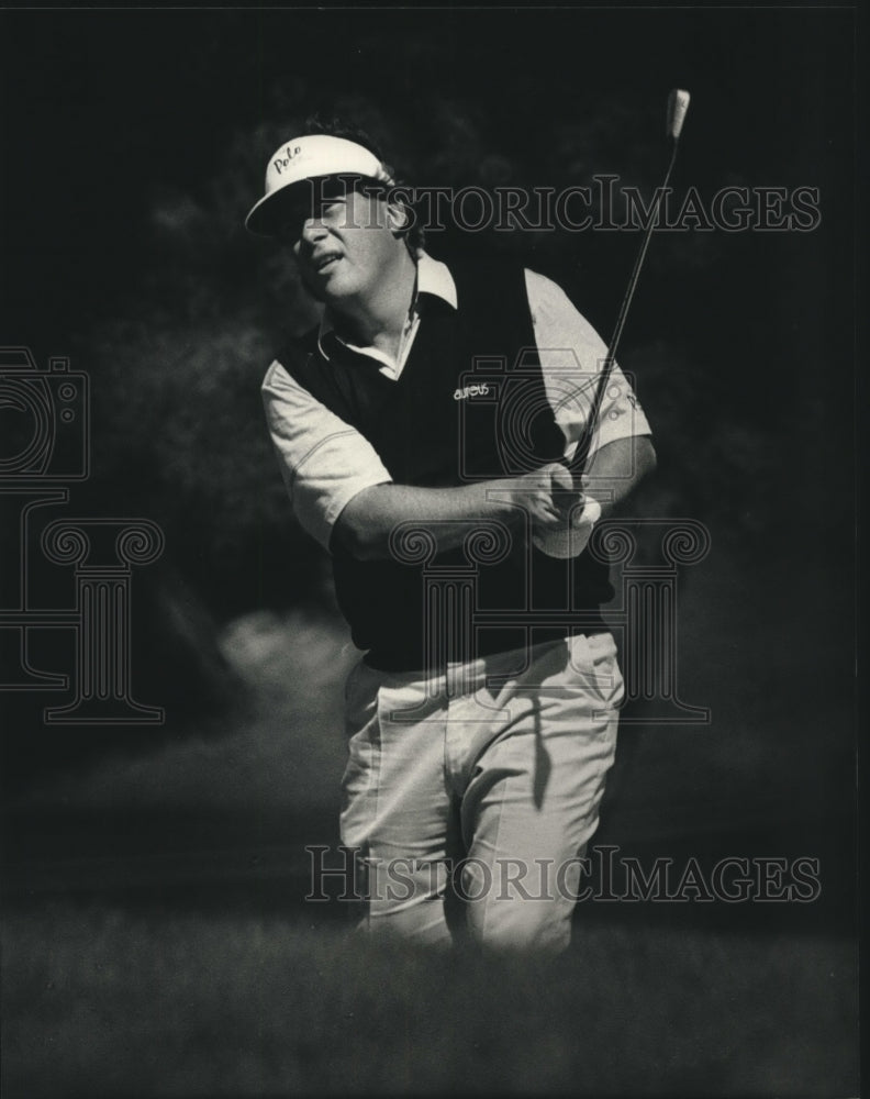 1988 Press Photo Golf-Joey Sindelar top money winner on the PGA tour hits shot.- Historic Images