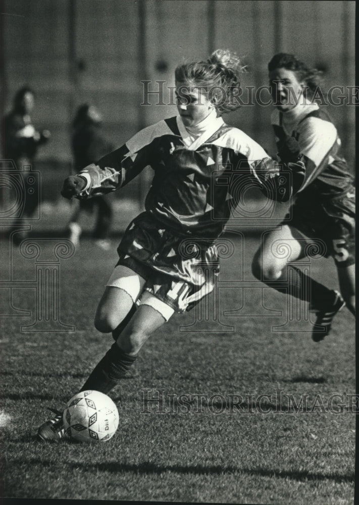 1990 Press Photo Soccer-Sussex Hamilton&#39;s Sherri Skibski controls the ball.- Historic Images