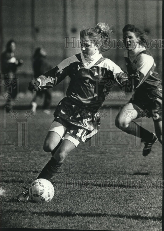 1990 Press Photo Soccer-Sussex Hamilton's Sherri Skibski controls the ball.- Historic Images
