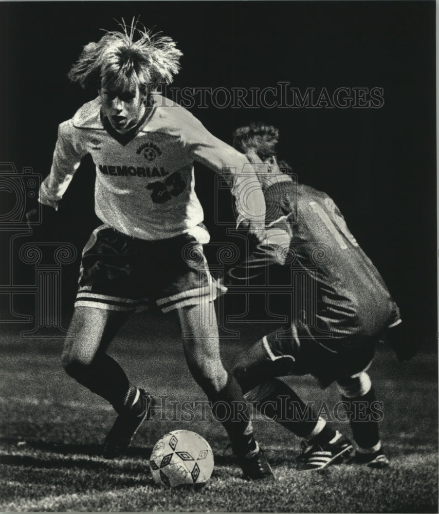 1990 Press Photo Catholic Memorial&#39;s Cullen Moffat (L) goes past Joe Vanderhoef.- Historic Images