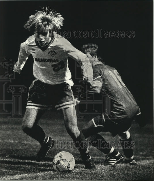 1990 Press Photo Catholic Memorial's Cullen Moffat (L) goes past Joe Vanderhoef.- Historic Images