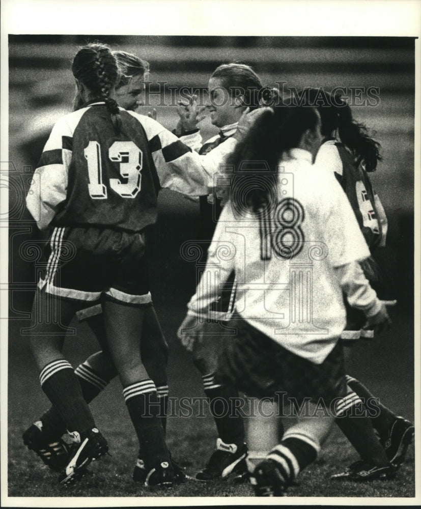 1993 Press Photo Brookfield Central H.S. soccer players celebrate their victory- Historic Images