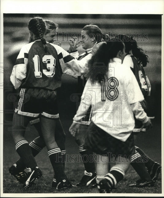1993 Press Photo Brookfield Central H.S. soccer players celebrate their victory- Historic Images