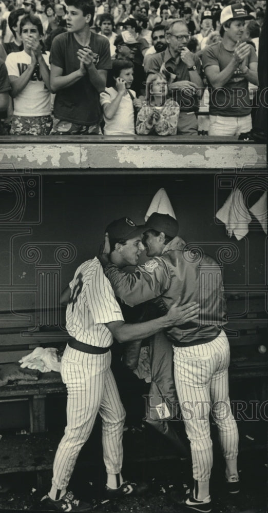 1987 Press Photo Brewer&#39;s starting pitcher Bill Wegman gets hug from Dan Plesac.- Historic Images