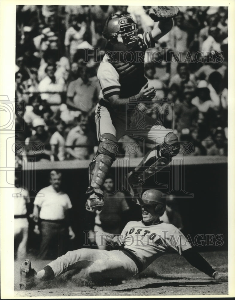 1977 Press Photo Brewers baseball catcher Charlie Moore leaps high during game- Historic Images