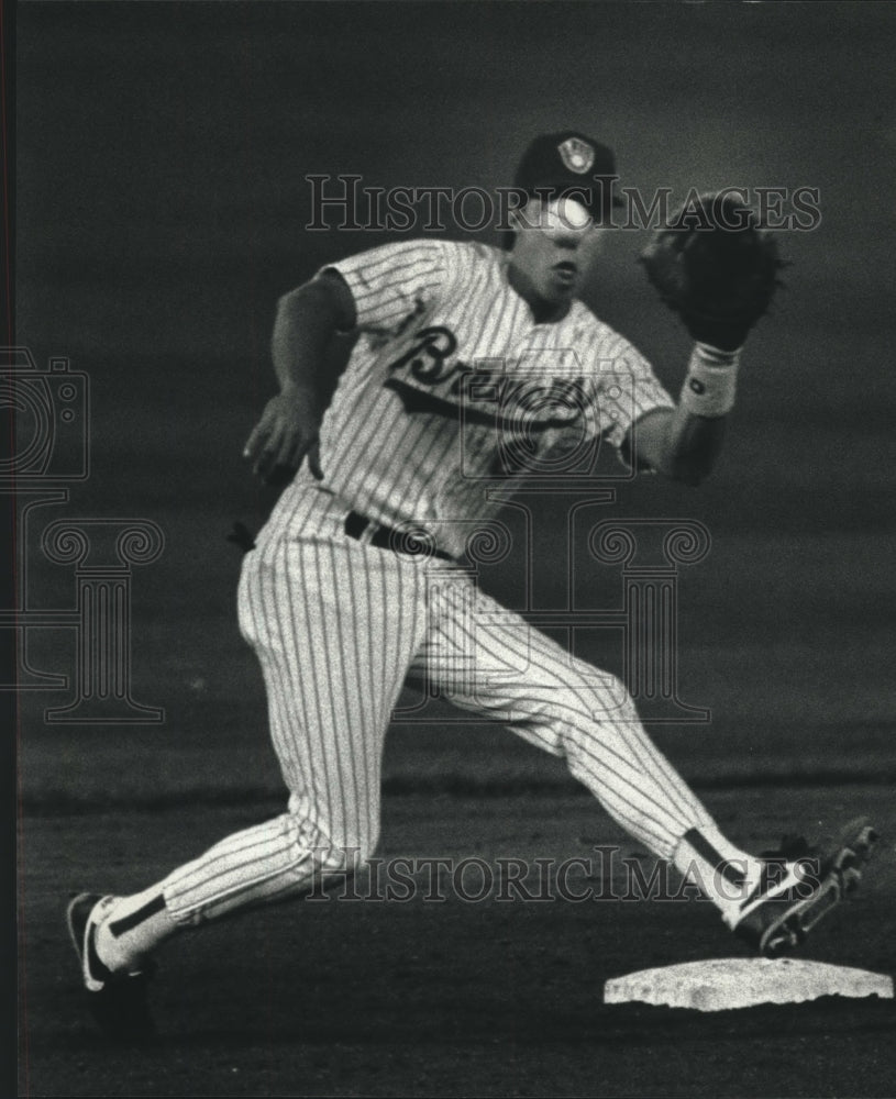 1990 Press Photo Brewers baseball&#39;s Bill Spiers prepares to take throw- Historic Images